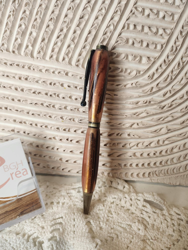 Stylo bois cèdre rouge et résine rouge