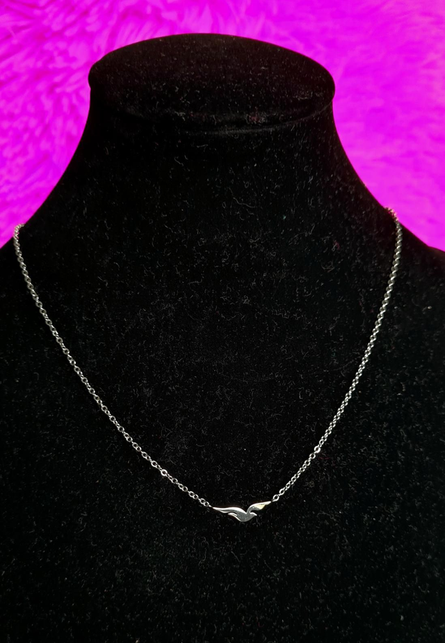 Collier en acier inoxydable argenté fin avec un petit oiseau au centre 