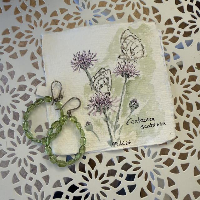 Ohrschmuck Peridot mit Silberhaken mit Centaurea scabiosa