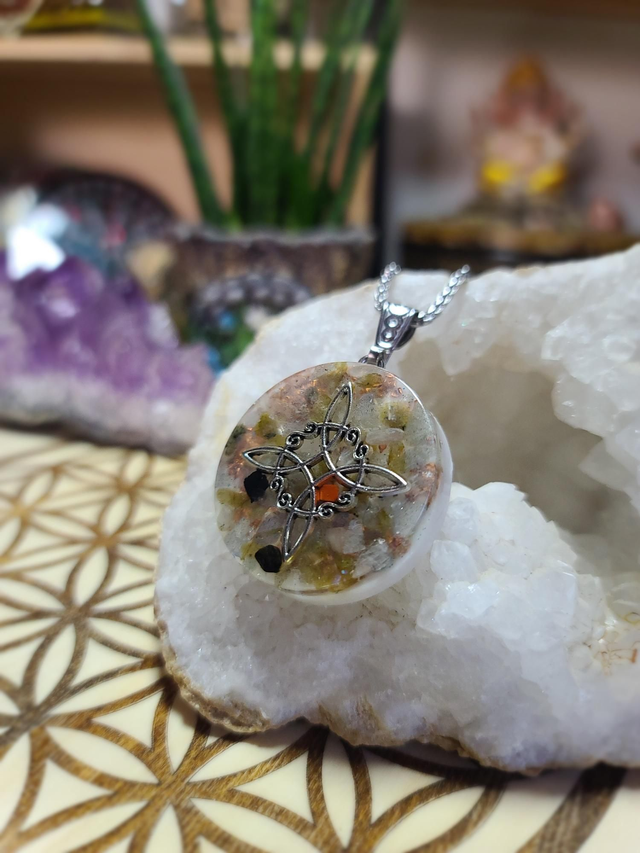 Nœud de la sorcière 🧙♀️ Amulette Labradorite Tourmaline