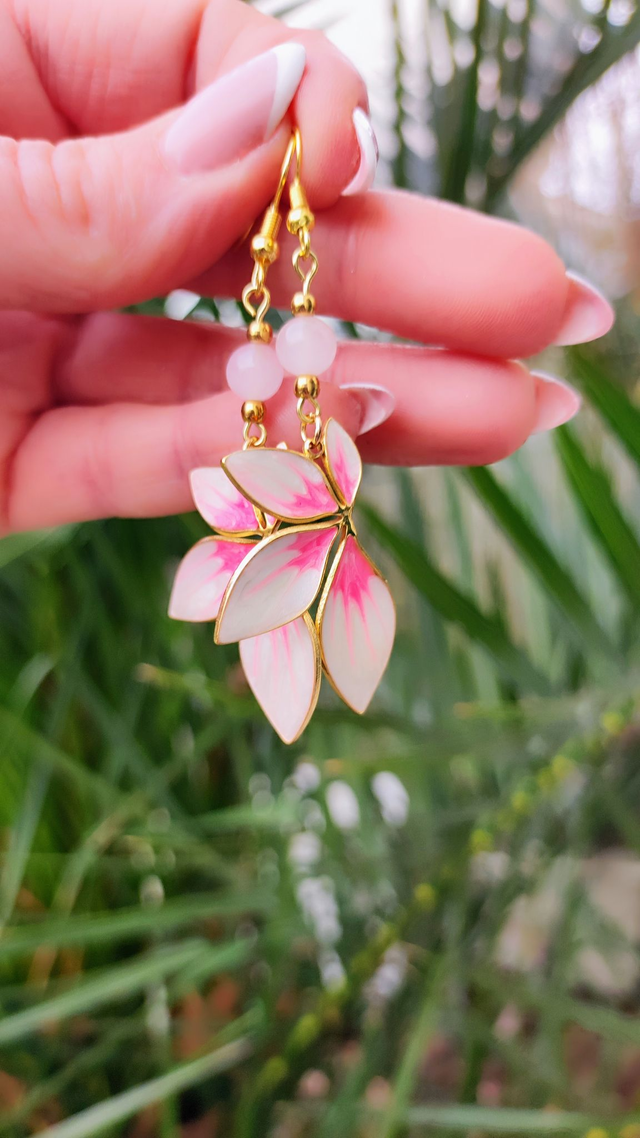A Boucles d'oreilles "Fleur" émail et Quartz rose