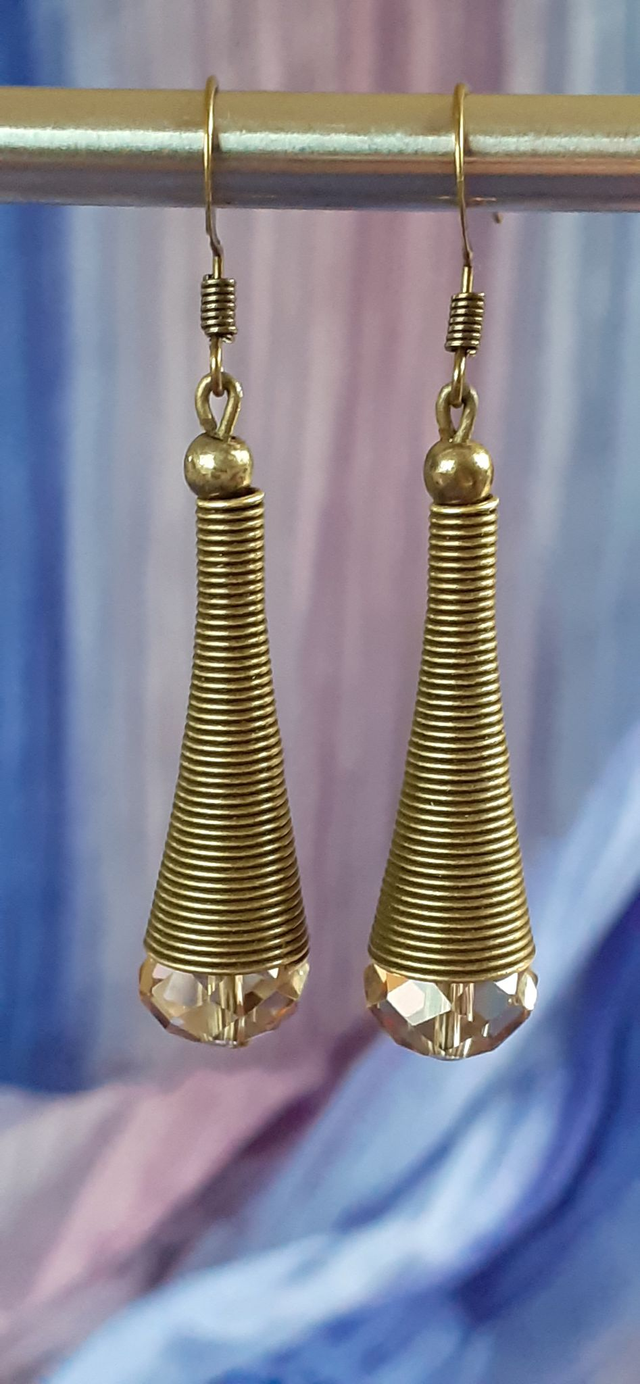 Horn Boucles d'oreilles pendantes forme cornet  avec perle à facettes vieux rose