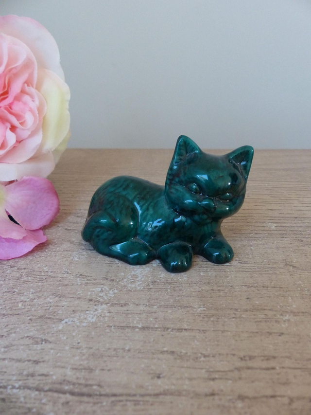Figurine chat allongé en résine vert foncé – décoration vintage rétro pour maison, petit objet félin porte-bonheur à offrir ou collectionner