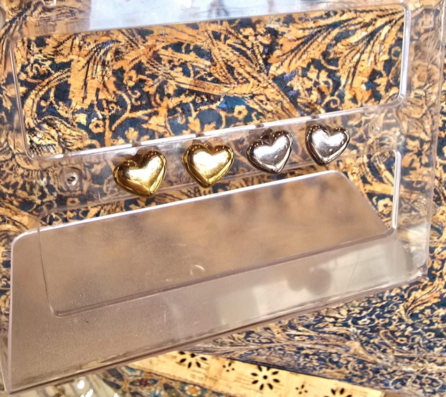 Clous d'oreilles "Amore" en acier inoxydable (or ou argent)