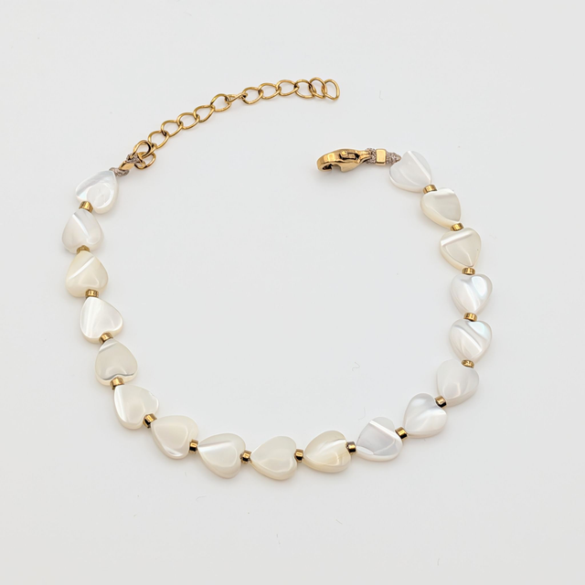 Bracelet petits coeurs en nacre blanche 