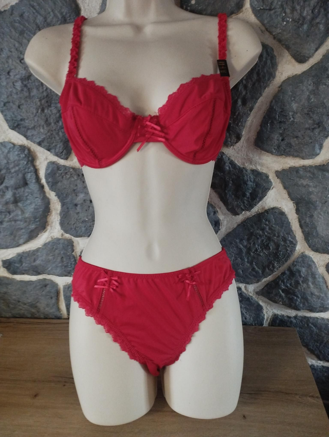 Ensemble bonnet 85C sans rembourrage avec armatures et M / L pour la culotte