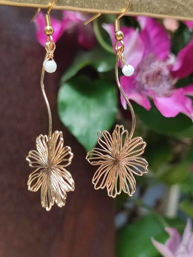 Z-Boucles d&#039;oreilles fleurs dorées &amp;perles en pierre de lune montées sur fermoirs en acier inoxydable doré -sans nickel -piece unique 