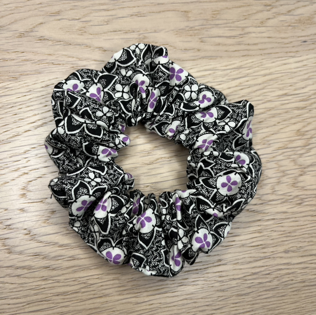 Musta+liila hiusdonitsi