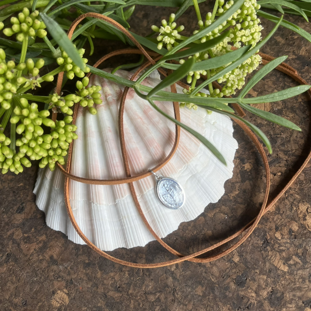 Médaille lacet suédine caramel 