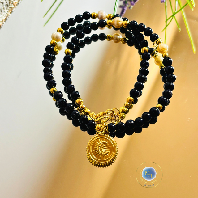 Handgemaakte Ketting met Blauwe Zandsteen, Zoetwaterparels & Maanbedel