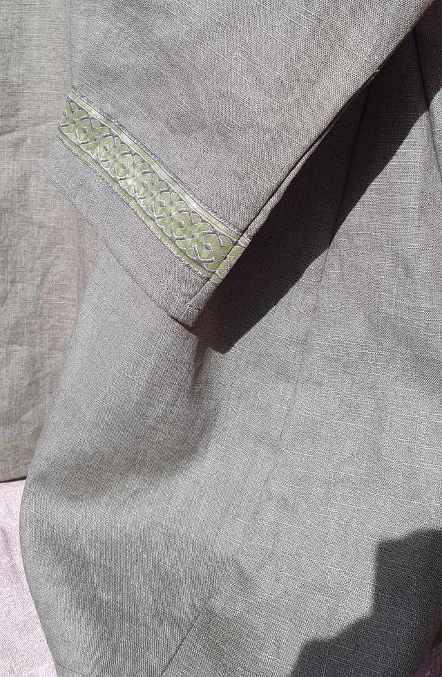 Tunique médiévale inspiration viking en lin vert mousse à galon