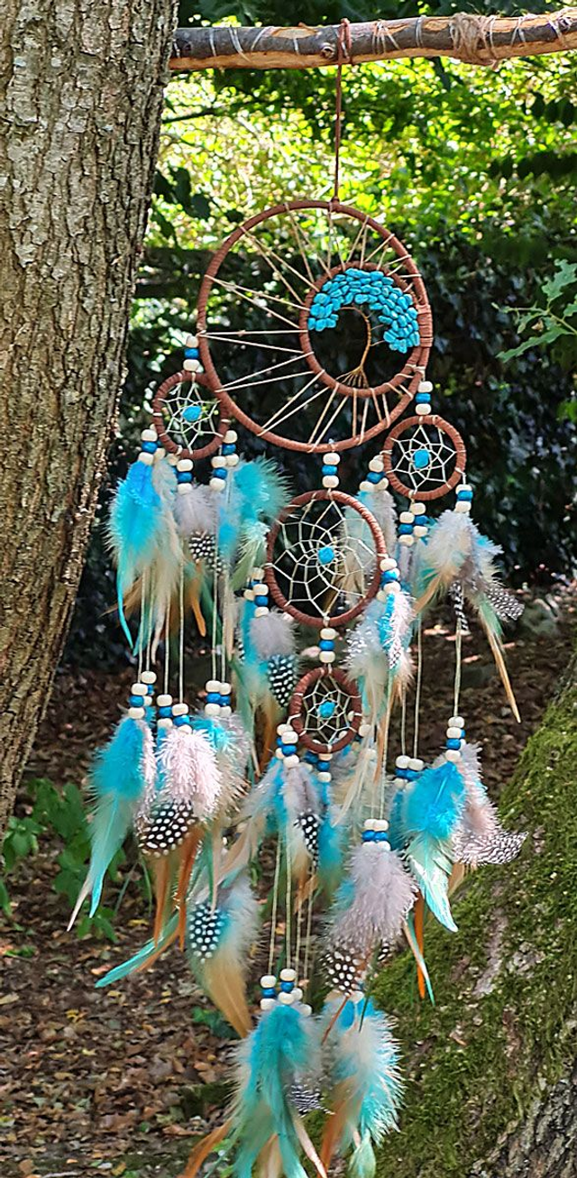 Traumfänger mit kleinen Ringen, Edelsteinbaum und Federn