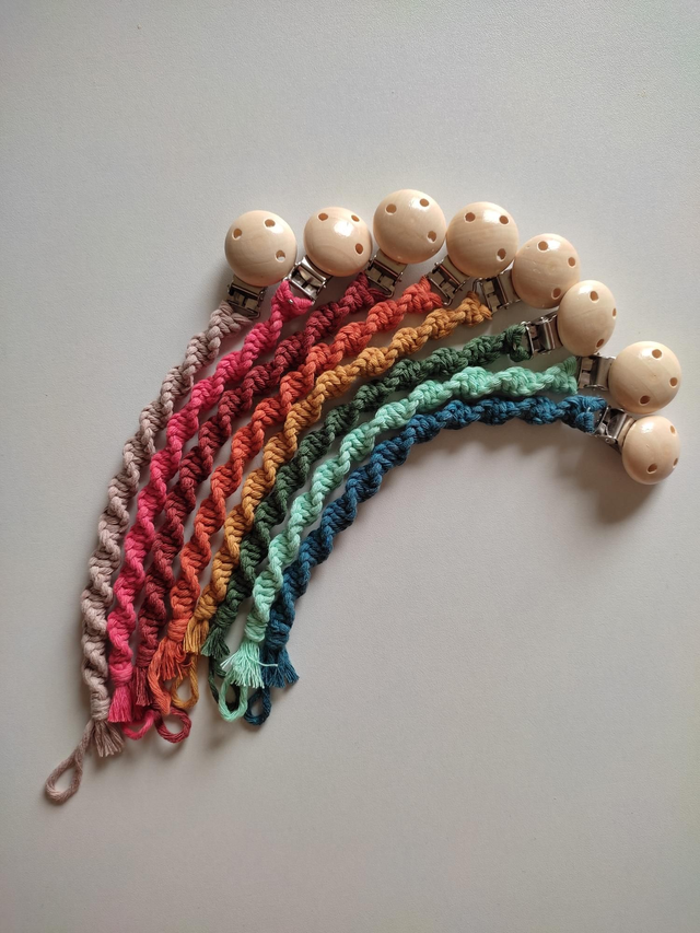 Attache-tétine torsadé