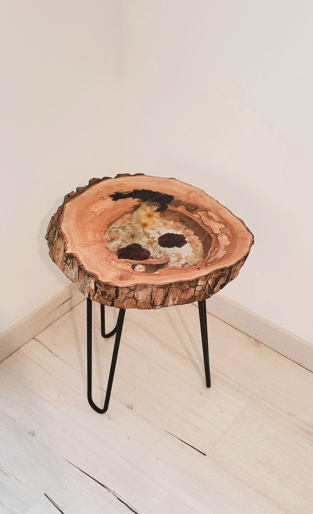 Table d’appoint en bois et résine avec fleurs séchées