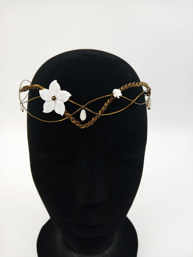 Angharradh, tiare en nacre et cuivre plaqué bronze