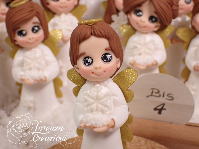 Angioletto del Natale 2025 n° 04 BIS  con fiocco di neve, modellato e dipinto a mano. Pezzo unico, da collezione, firmato e numerato. Made in Italy, made in Treviso, Lorenza Creazioni.
