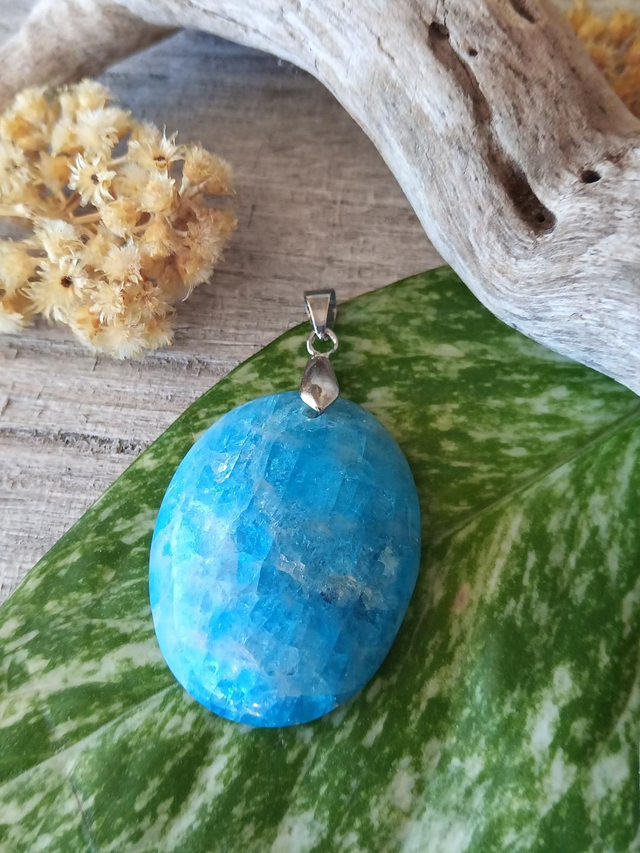 Pendentif Apatite Bleue de Madagascar 3,5x3 cm - Éclat Naturel et Énergie