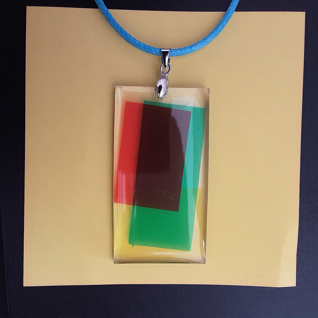 Pendentif rectangle collection vitrail fond transparent et incrustation verte rouge et jaune