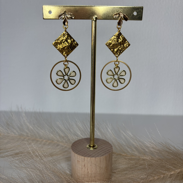 Boucles d’oreilles fleurs blanches