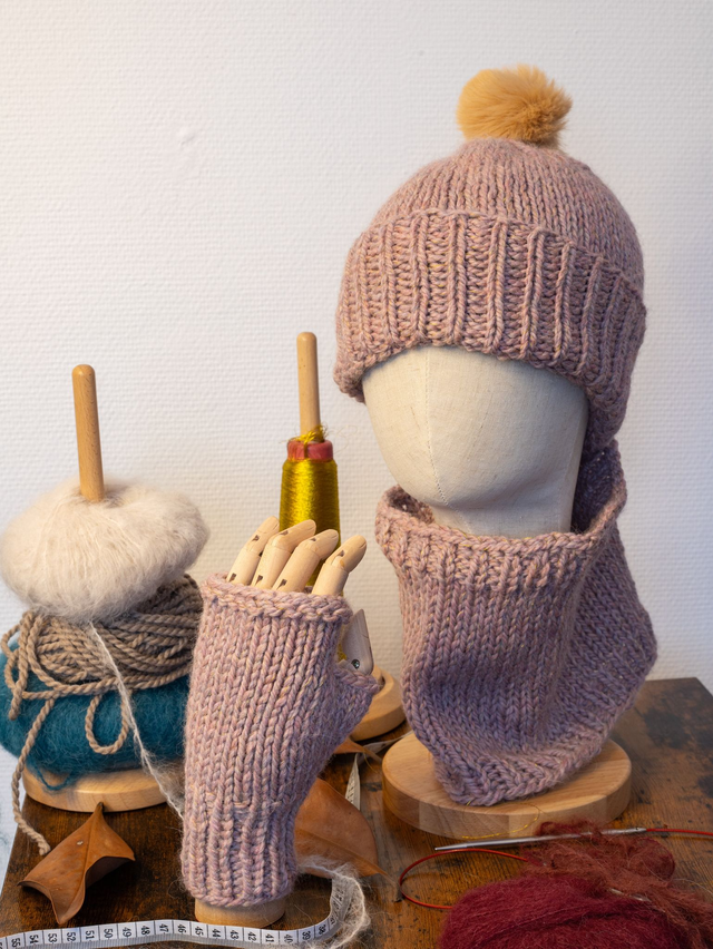 Coffret Bonnet, mitaines et tour de cou en laine fabriqué en France tricoté main en laine d&#039;alpaga et mouton rose poudré 