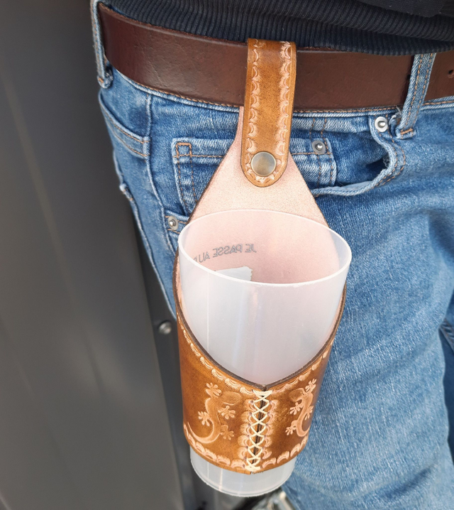 Porte gobelet en cuir texturé motif salamandre couleur marron moyen