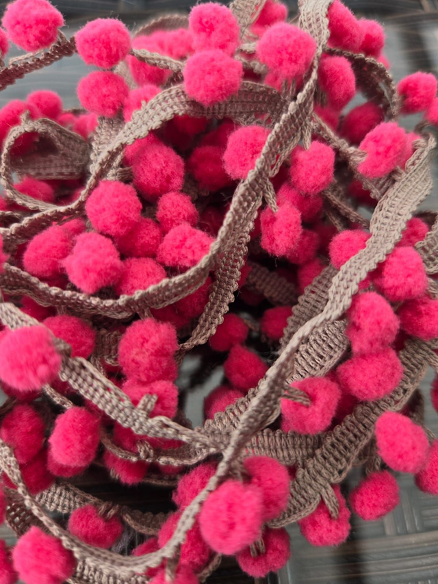 Galon pompon taupe et fushia 300 cm
