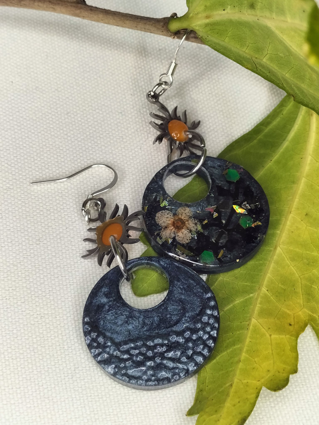 Boucles pendantes grises et brillance automnale