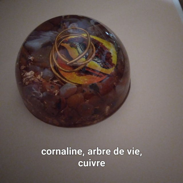 Orgonite demi sphère  cornaline