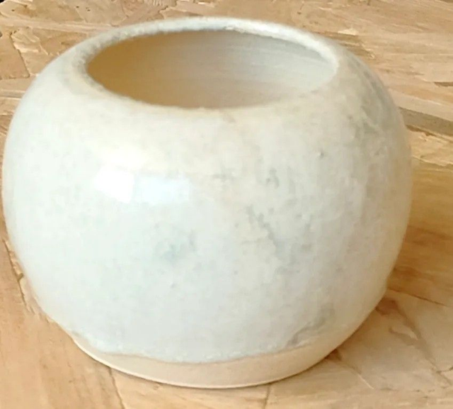 🌾 Petit vase boule en céramique – Émail blanc nacré