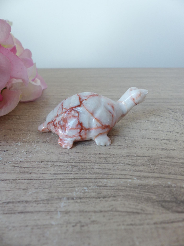 Sculpture de tortue en pierre jaspe veiné rouge, figurine tortue pierre de guérison, cadeau collection petits animaux en pierre artisanat