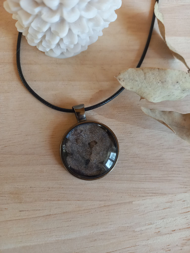 Collier Cabochon à effets peints - gris  / cordon noir avec fermoir argenté 