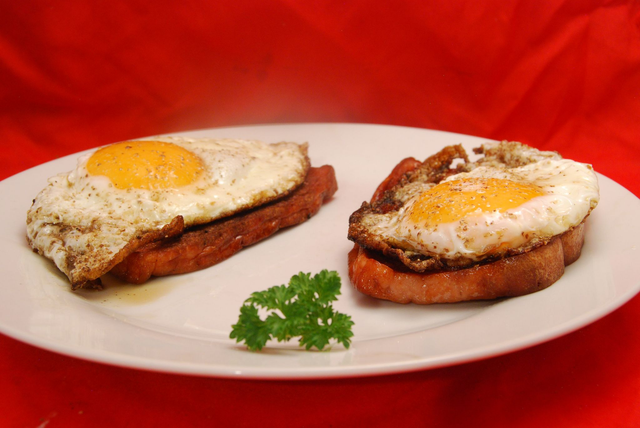 fleischkaese mit spiegelei 