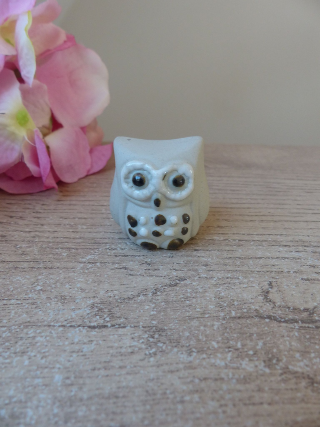 Figurine miniature hibou vintage en grès émaillé fait main, petit hibou porte-bonheur en céramique artisanal peint à la main