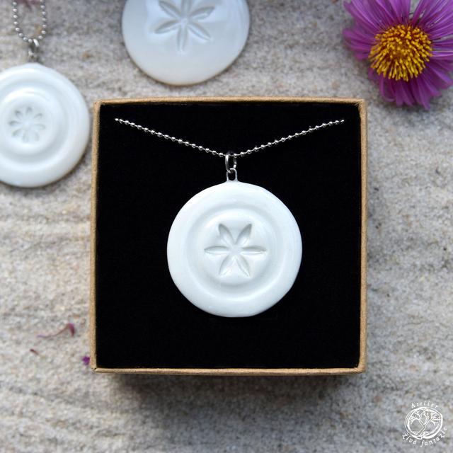 Porcelánový náhrdelník Květ