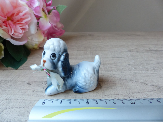 Figurine Caniche Romantique en Céramique Bleue – Petit Chien Vintage Années 70 – Statuette Mignonne avec Ruban Fleuri – Cadeau ou Collection