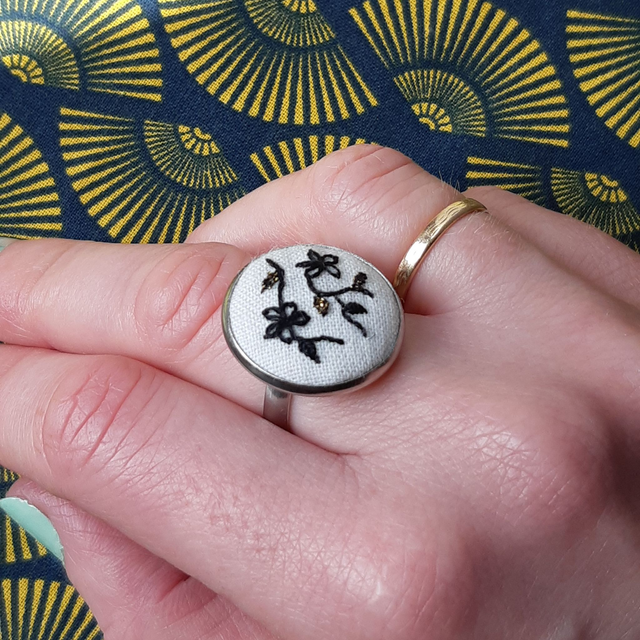 Bague fleurs noires dorées