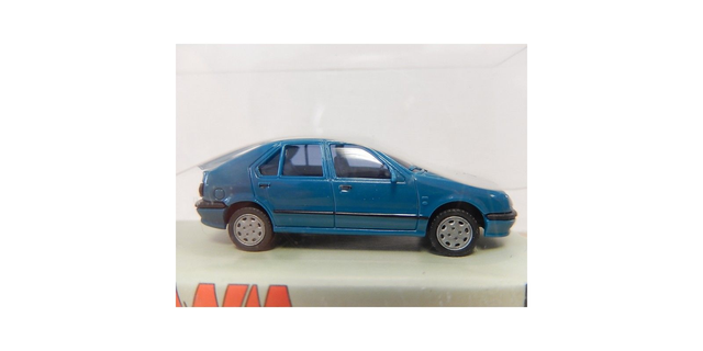 Renault 19 bleu SAI 2250 H0