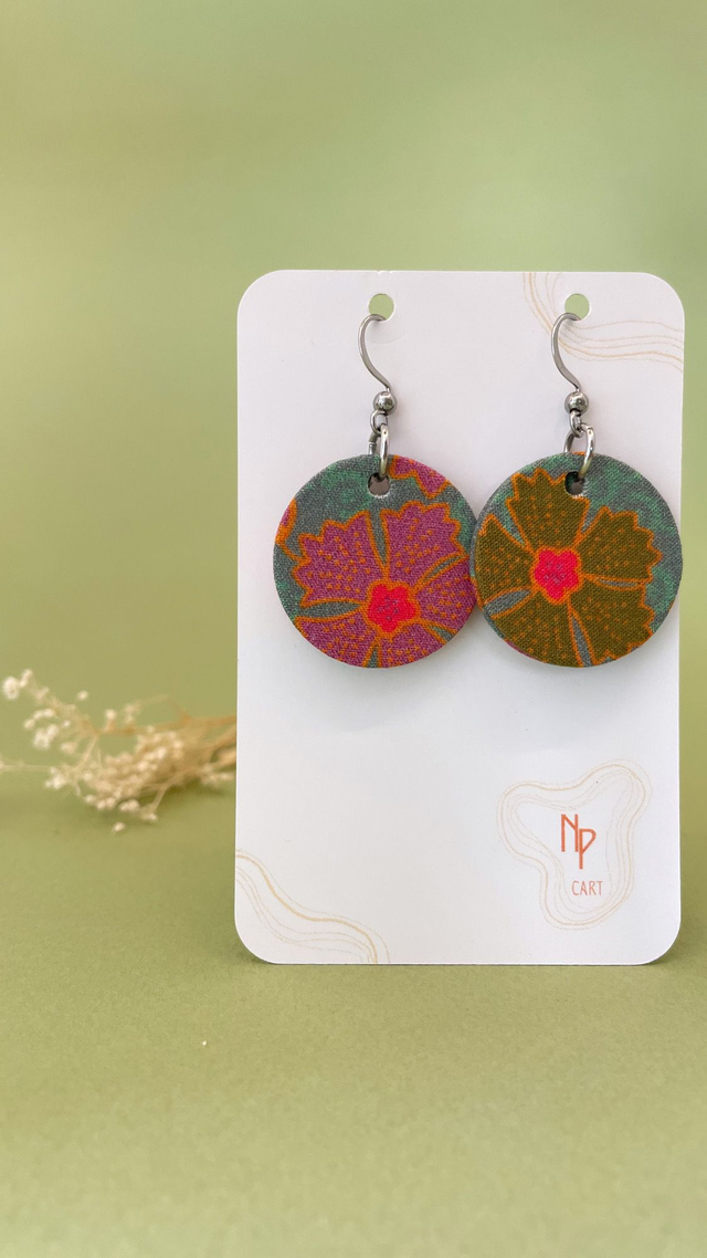 Boucles d'oreilles carton et tissu forme petites rondes, collection " indie ardoise " - fond bleu/gris et motifs fleuris kaki, rose et orange