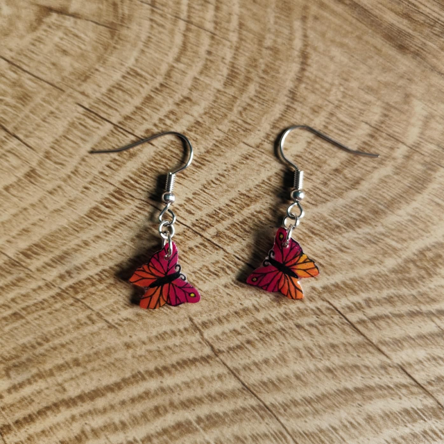 Petites boucles d'oreilles papillon rouge orangé