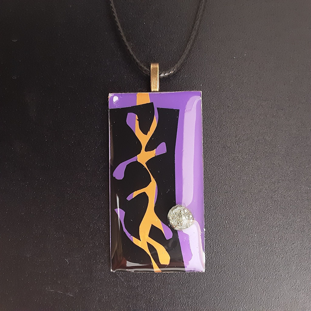 Pendentif rectangle collection maritime fond violet et décor noir et orange avec cabochon or