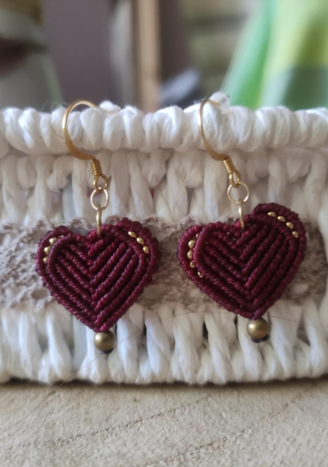 Boucles d&#039;oreilles bordeaux avec motif coeur