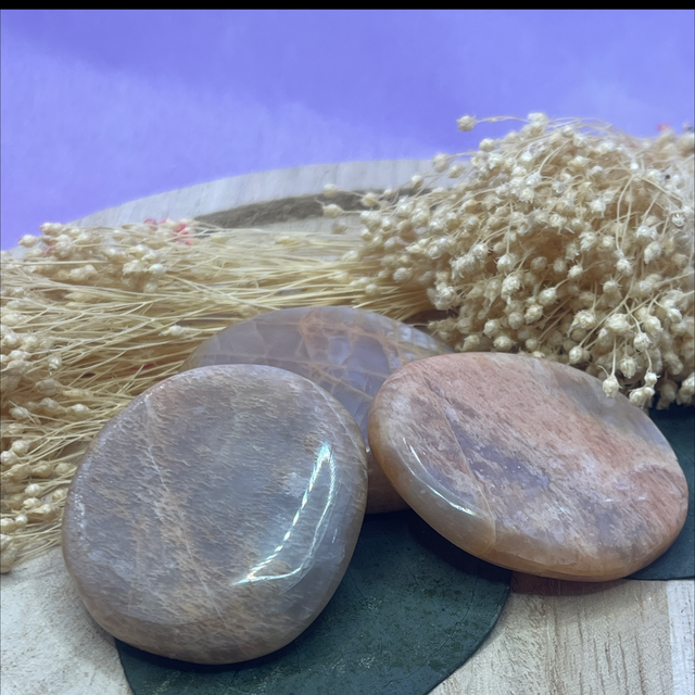 Pierre plate Pierre de lune  "Féminité · Intuition · Perception"