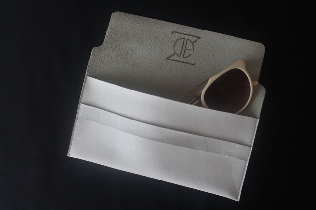 Etui à lunettes blanc avec le logo peint couleur cuivre à l’intérieur