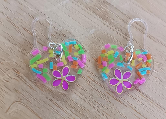 Boucles d'oreilles enfants fleur et confettis multicolores