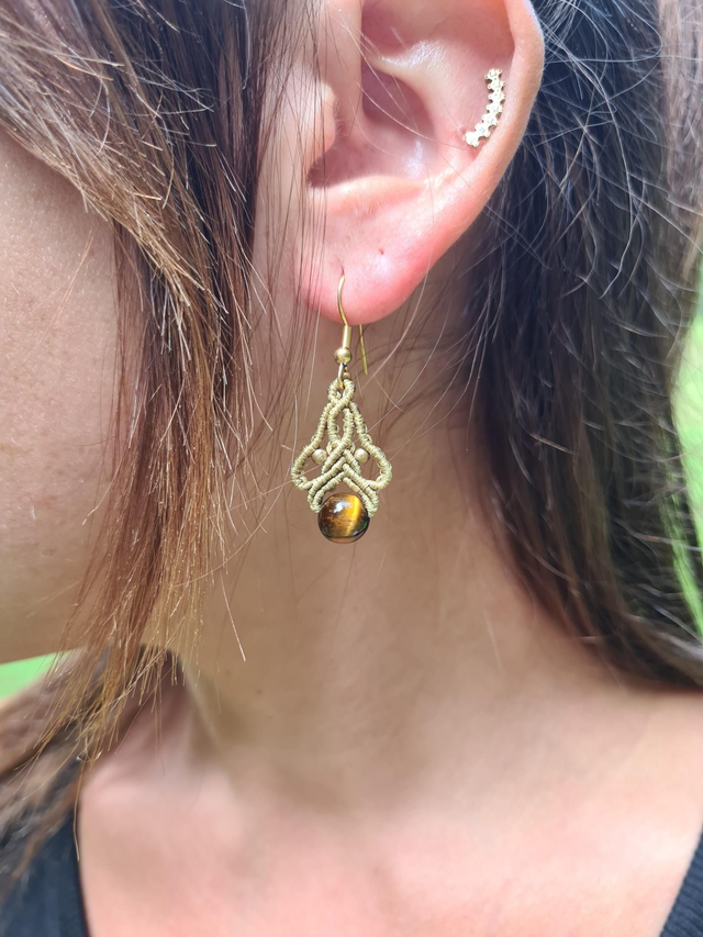 Boucles d'oreilles Lamya pendantes légères en macramé avec perles naturelles.