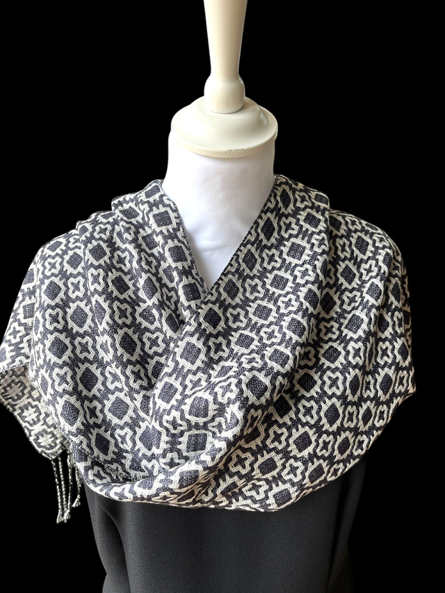 Noir &amp; Blanc : Echarpe 100% soie tisser à la main / 100% silk scarf, handwoven