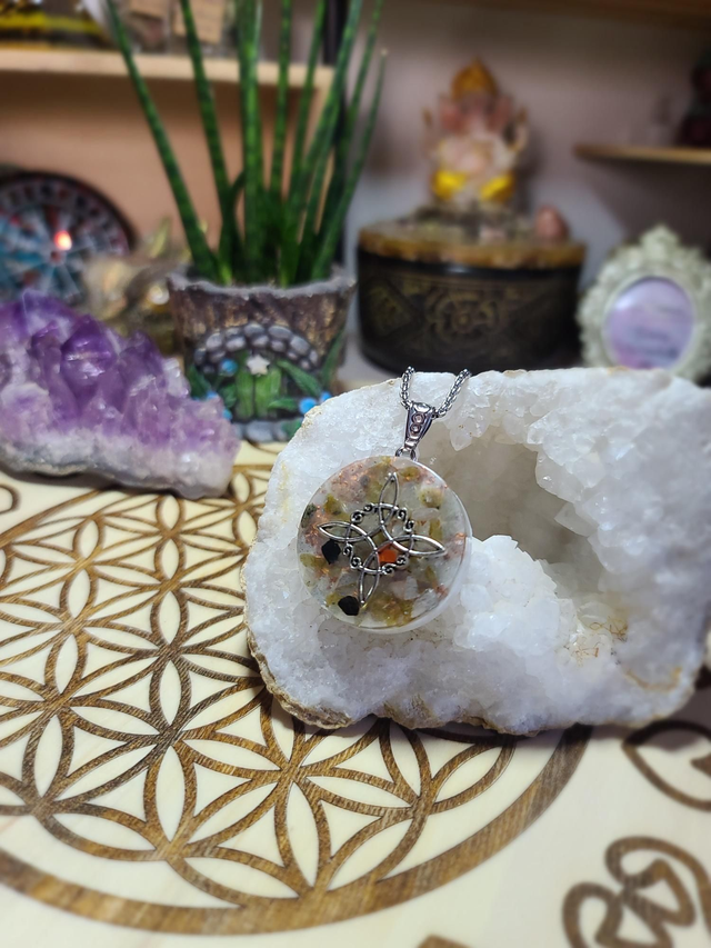 Nœud de la sorcière 🧙♀️ Amulette Labradorite Tourmaline