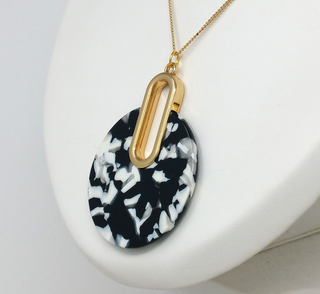 COLLIER ROND AVEC CHAINE PLAQUE OR MOTIF MARBRE NOIR ET BLANC - COL746