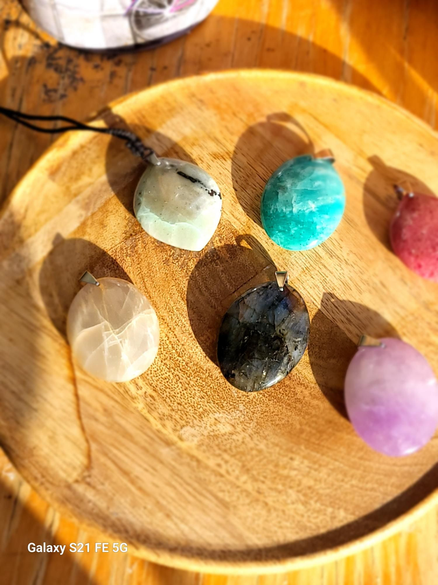 Pendentif goutte pierre naturelle 