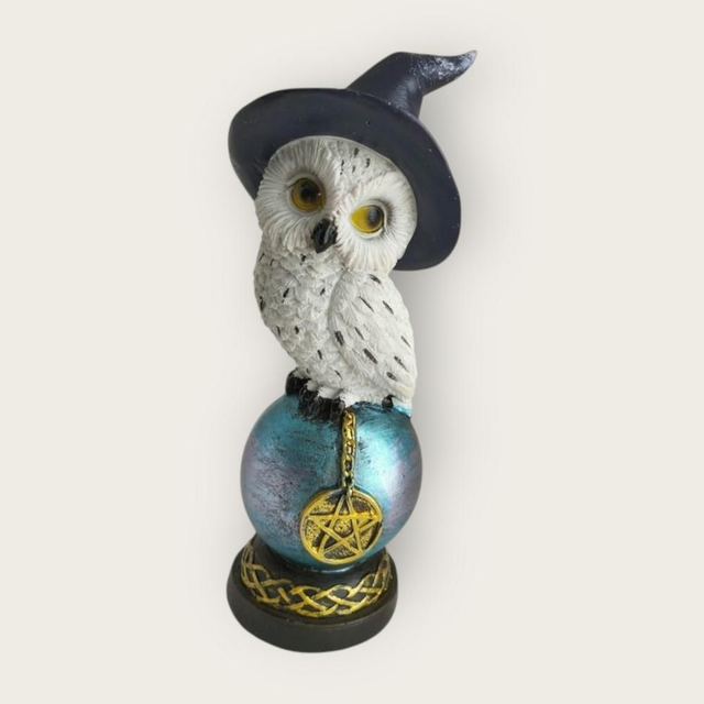 Chouette sorcière sur sphère magique